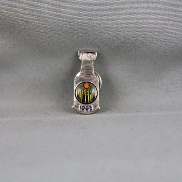 Edmonton Oilers Pin (VTG) - 1988 Stanley Cup Champions - Stamped Pin - Picture 3 of 3